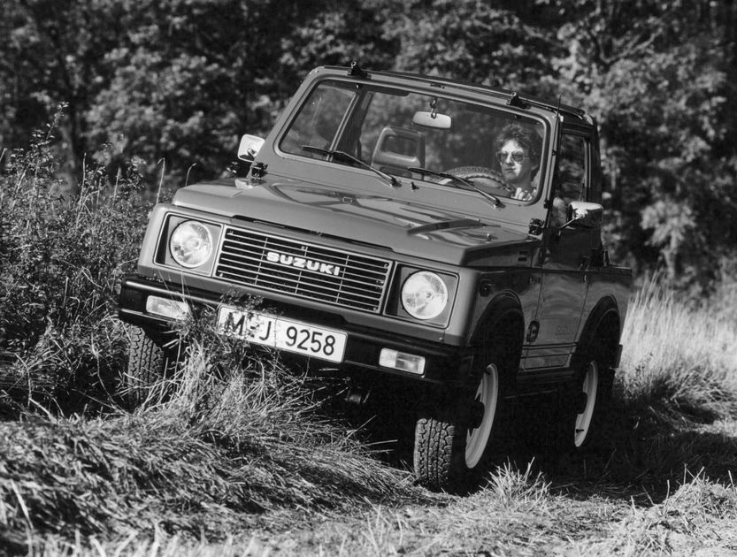 SJ413 (1985–88): решётка с горизонтальными рёбрами и надписью SUZUKI, приподнятый капот (Германия, номер M-J)