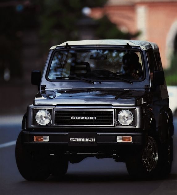 Samurai (с 1988 в Европе, с 1985 в США): широкая колея, решётка с надписью SUZUKI, пластиковые углы бампера, шильд «samurai»