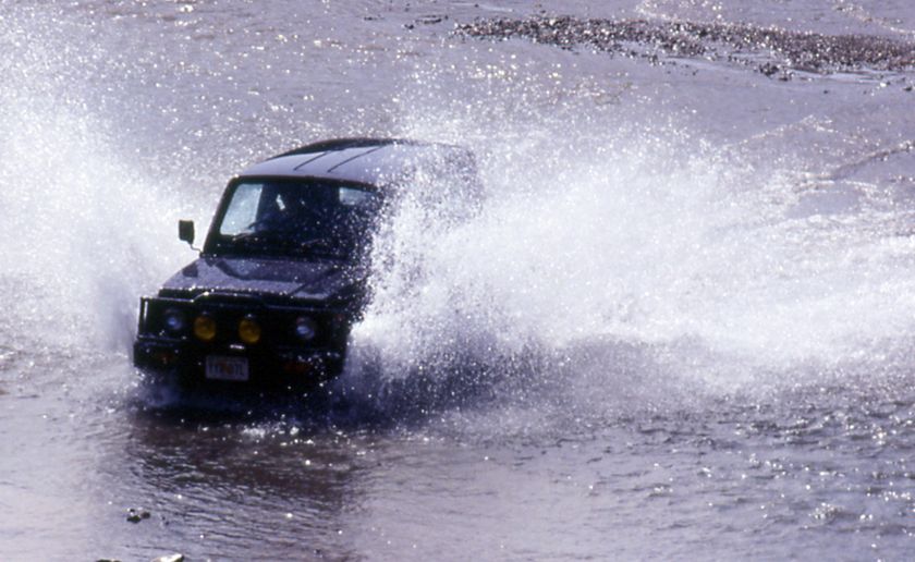 Jimny 1300 Sierra JB31 в воде — официальный снимок Suzuki