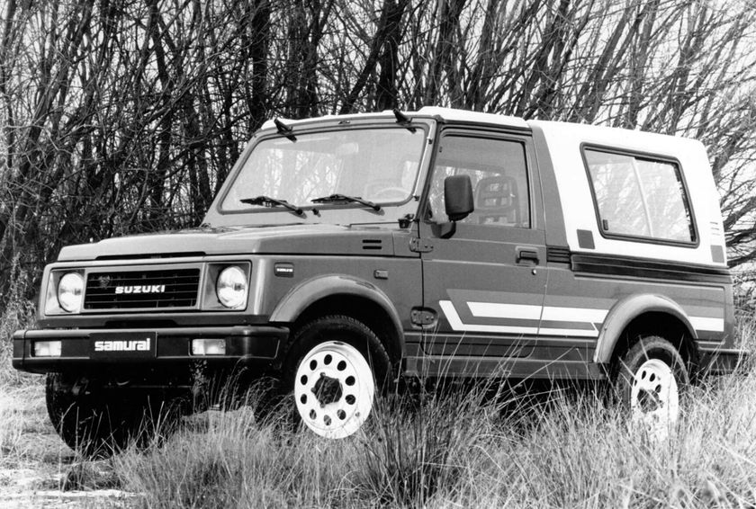 Samurai LWB 1985–90: белый пластиковый верх, полосы, шильд «samurai» на бампере