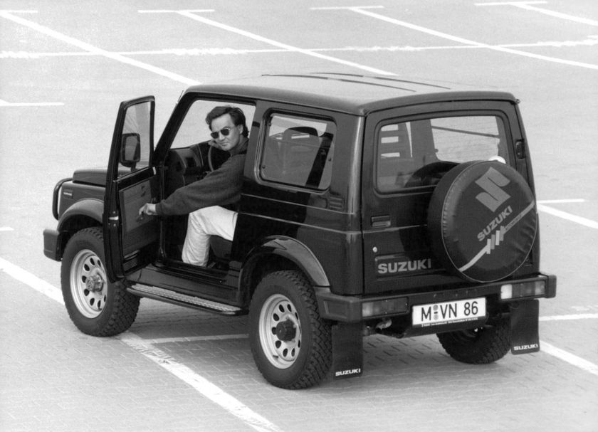 Samurai SWB Hardtop 1990–95 сзади: жёсткий чехол запаски с эмблемой «S»