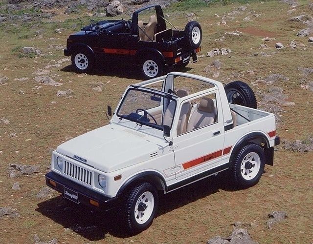 Half Metal Door и Full Metal Door рядом (SJ40 Jimny 1000, 1982–84): у первого двери без верхней части, у второго — со стеклом