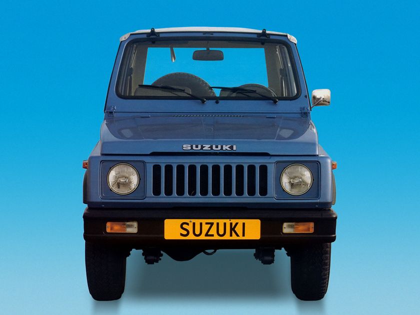 SJ410 (1982–85): узкая колея, вертикальные прорези решётки, надпись SUZUKI на капоте