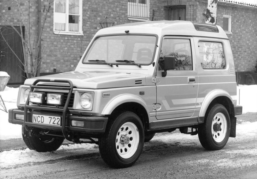 Samurai SWB High-Roof 1985–90: кенгурятник с фарами, полосы