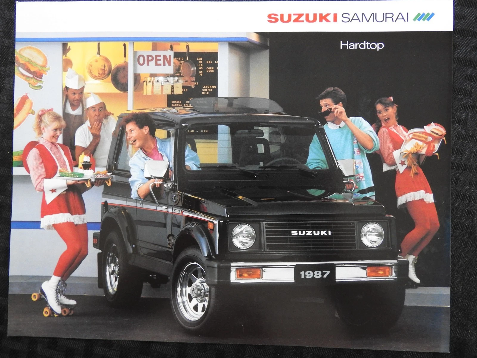 Чёрный Samurai Hardtop у закусочной