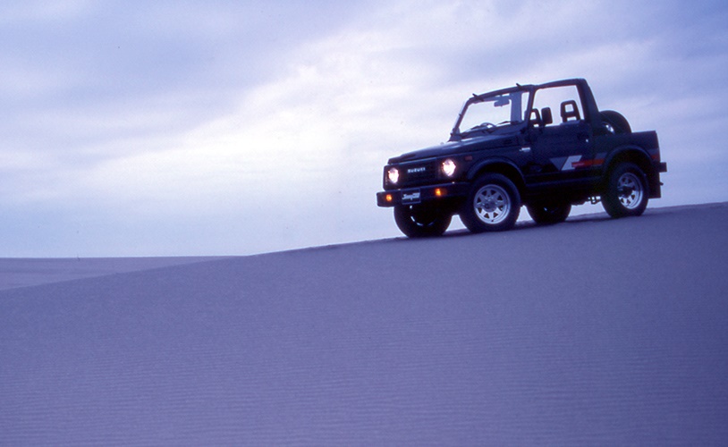 Jimny 1300 Half-Metal Door — сумеречный кадр