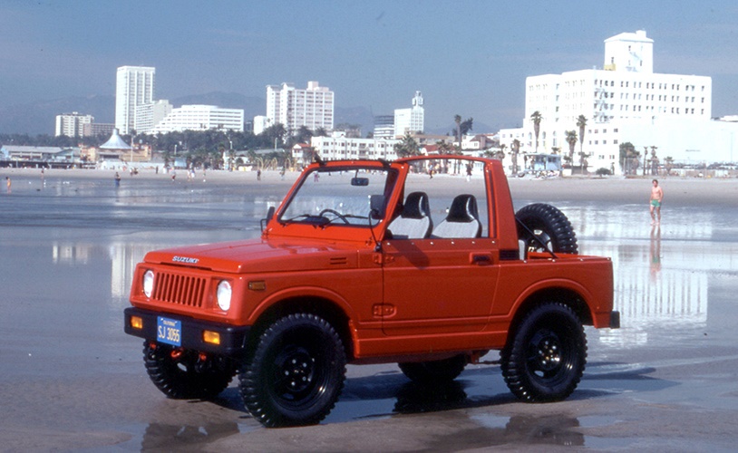 Jimny SJ30 — открытый красный на пляже