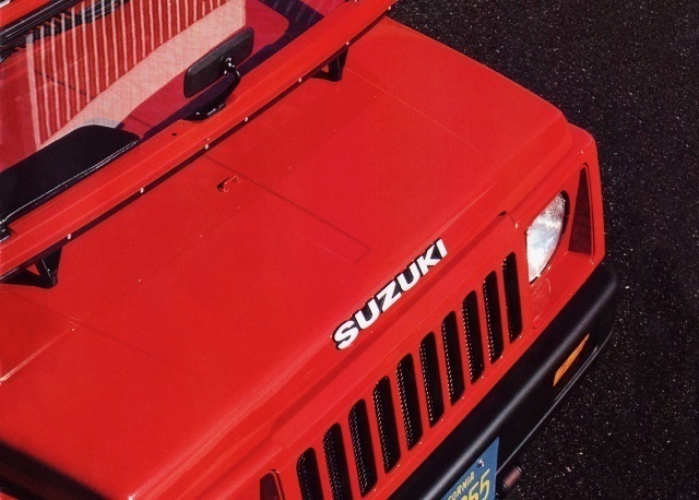 Jimny SJ30 — капот и надпись SUZUKI