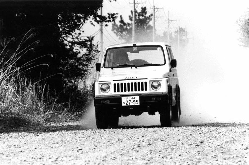 Jimny SJ30 Van — движение по гравию