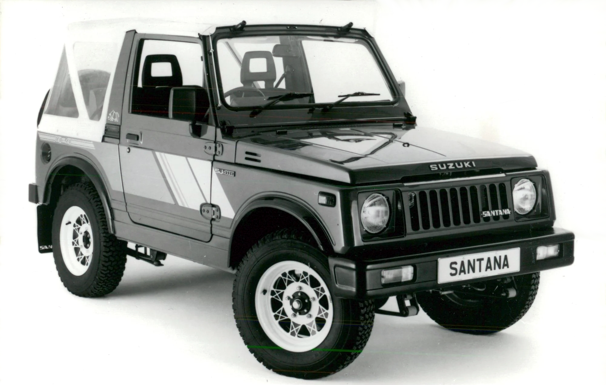 Santana SJ410 Sport: низкий капот, вертикальная решётка и белый тент