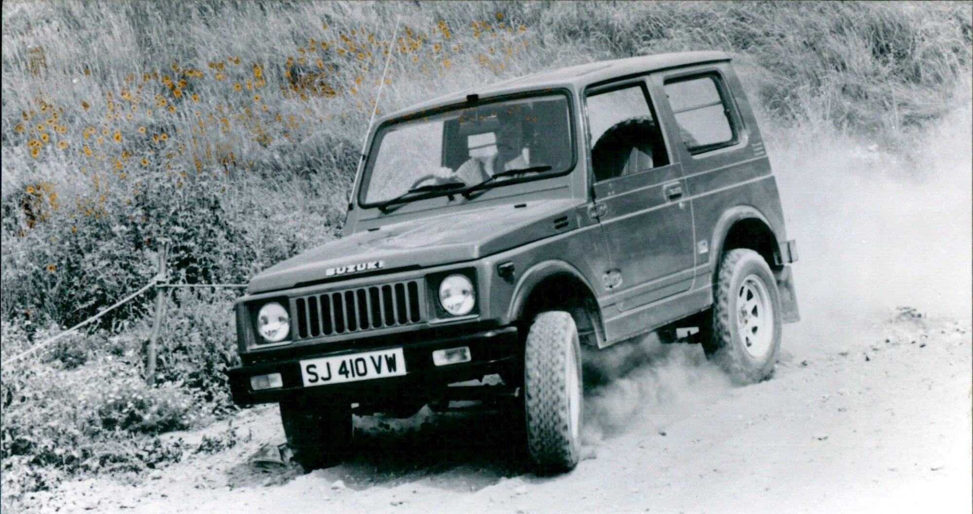 SJ410 Panel Van — британский кадр в движении