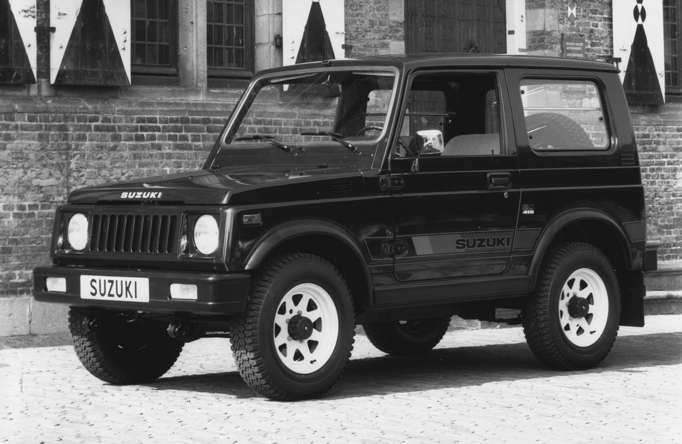 SJ410 Van — полоса SUZUKI и светлые диски