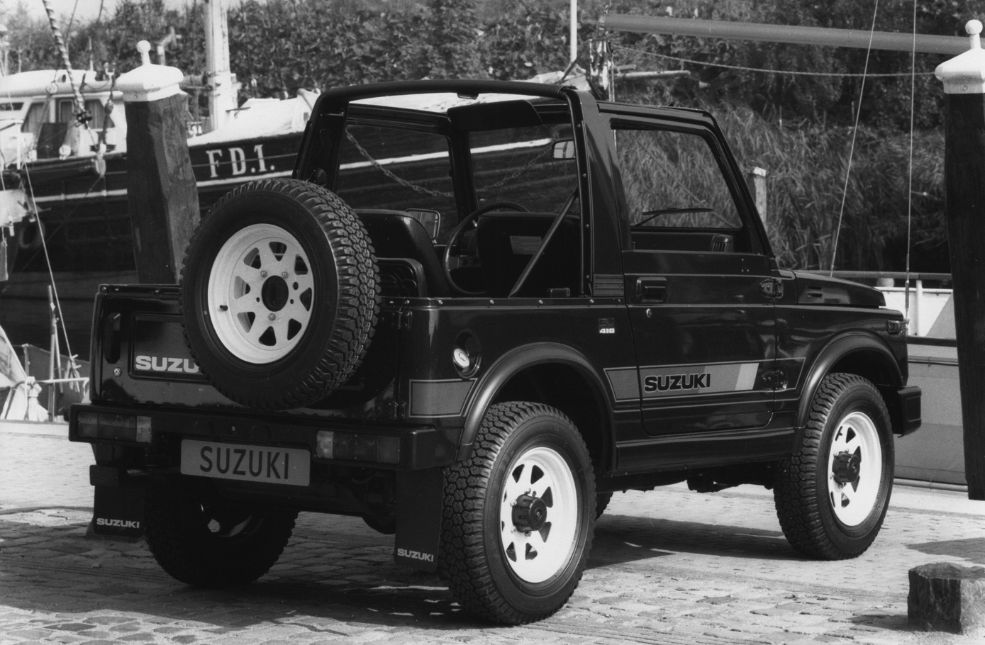 SJ410 Soft Top — задний ракурс и полоса SUZUKI