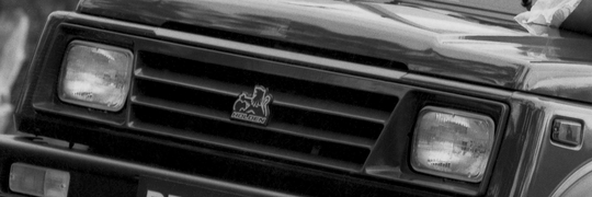 Holden в центре горизонтальной решётки Drover