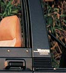 Jimny 1000: знак на нижней части Т-арки SJ40