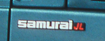 Светлая надпись samurai с красным JL на тёмной подложке