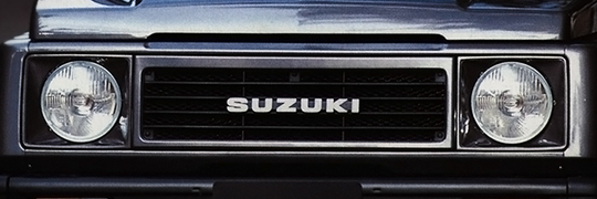 SUZUKI в центре горизонтальной решётки между фарами Samurai