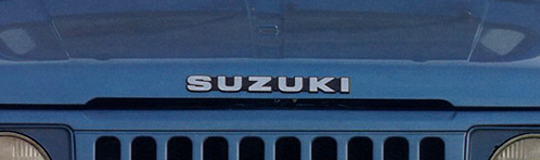 Светлая SUZUKI на голубом капоте SJ410, вид спереди