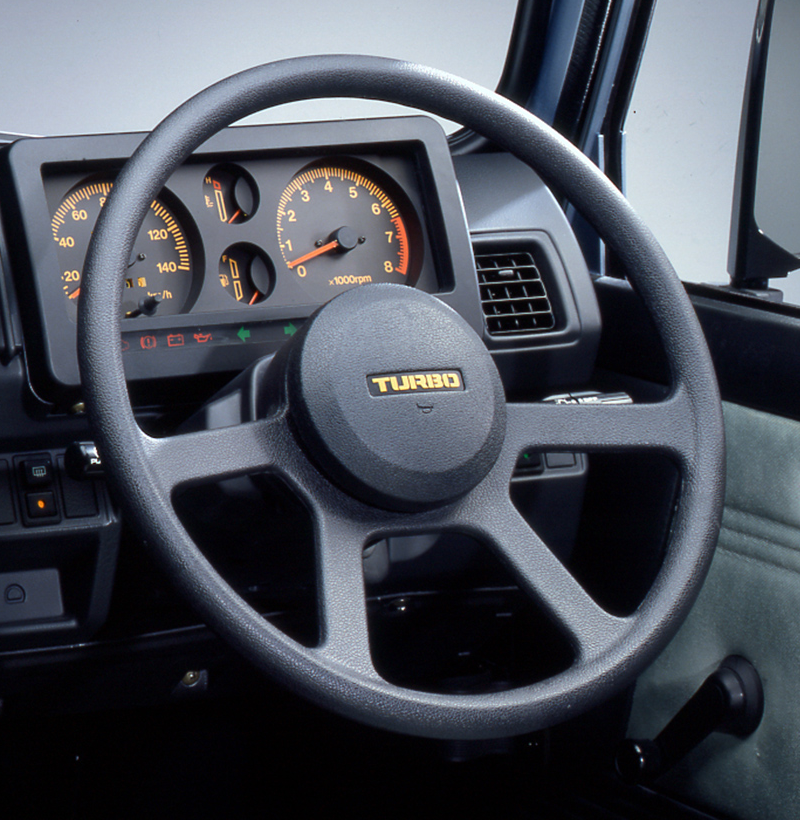 TURBO в центре четырёхспицевого руля Jimny