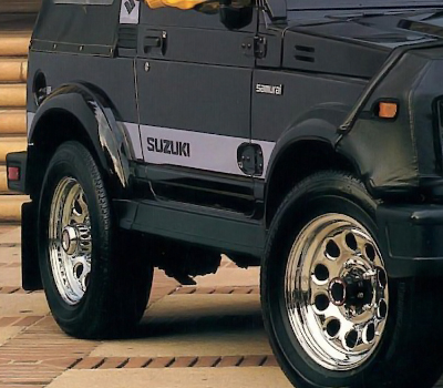 Samurai: серебристая полоса SUZUKI по низу борта