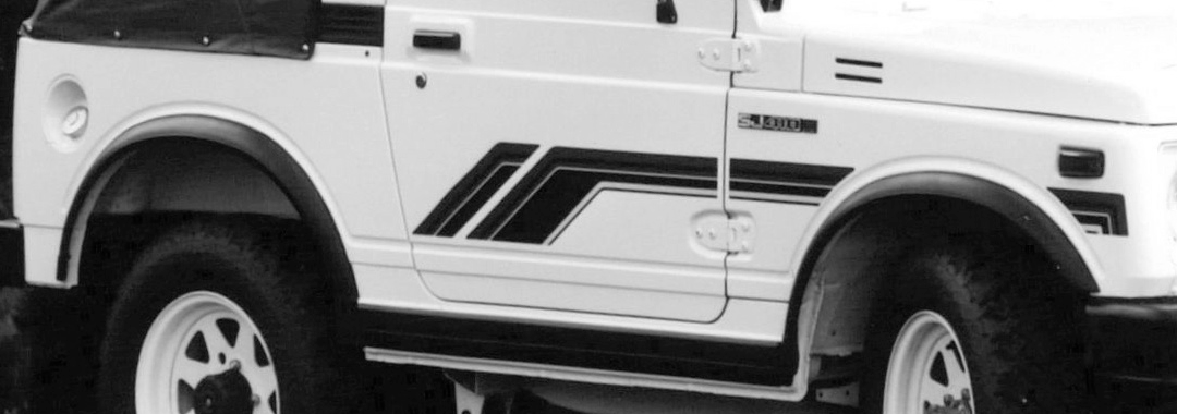 SJ410 JL Soft Top (шведский номер): косые чёрные штрихи на двери и крыле — европейская полоса SJ410 [?]
