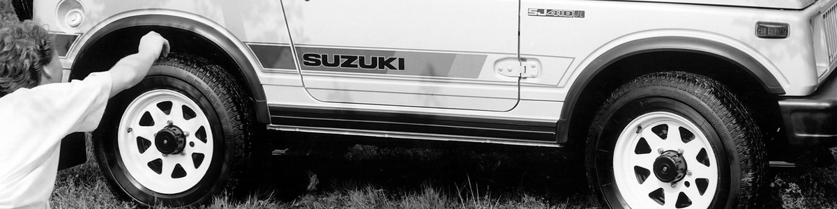 SJ410 Soft Top: широкая полоса по низу борта с надписью SUZUKI