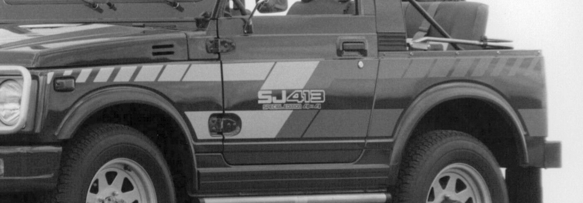 SJ413 Soft Top: наклонные полосы и надпись «SJ413 SPECIAL EDITION 4x4» на двери