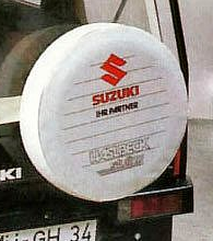 Белый чехол запаски с красным Suzuki и надписью Haslbeck