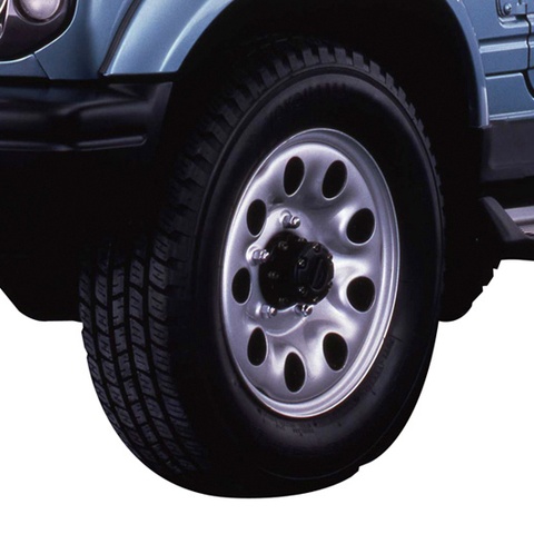 Jimny Sierra JB32: серебристый стальной диск с десятью овальными отверстиями
